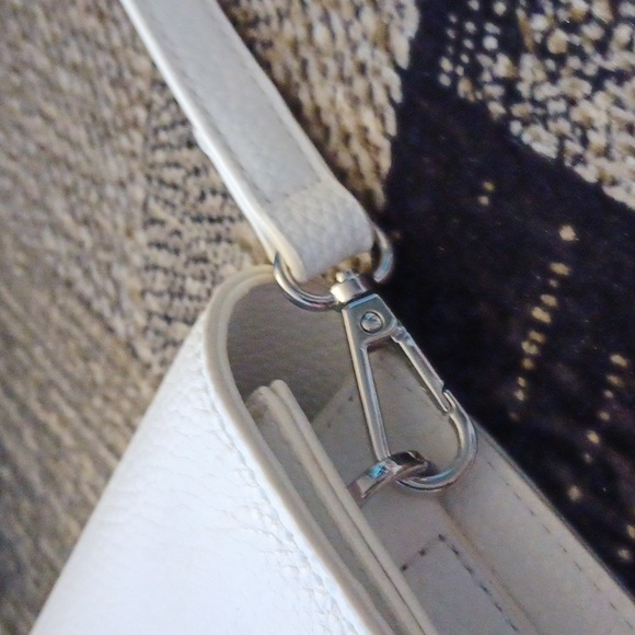 4/$60 White Le Chateau Purse - Small - Picture 7 of 10